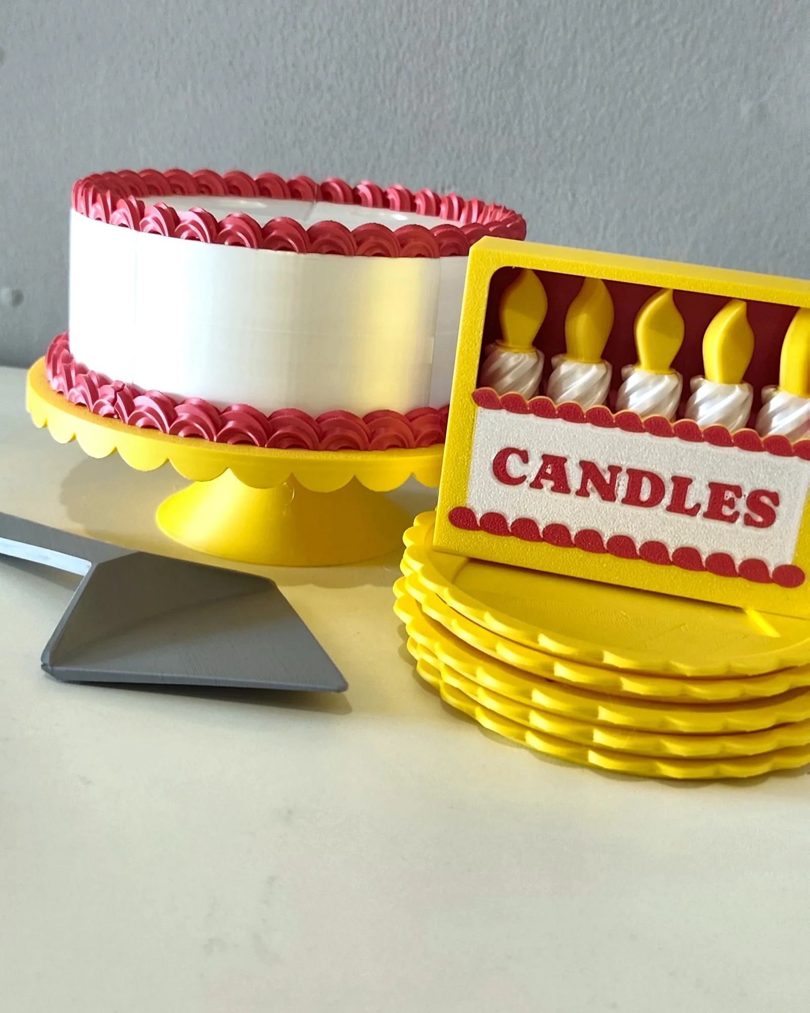Kit de bolo de aniversário: bolo, caixa de velas, pratos e pá, impresso em 3D pela Dédalo