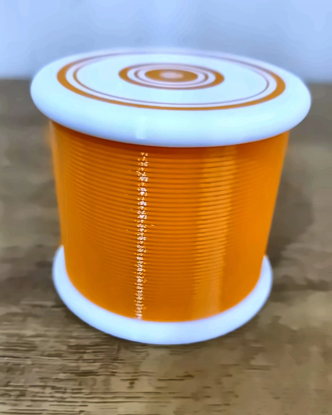 Pote laranja com tampa decorada, impresso em 3D pela Dédalo