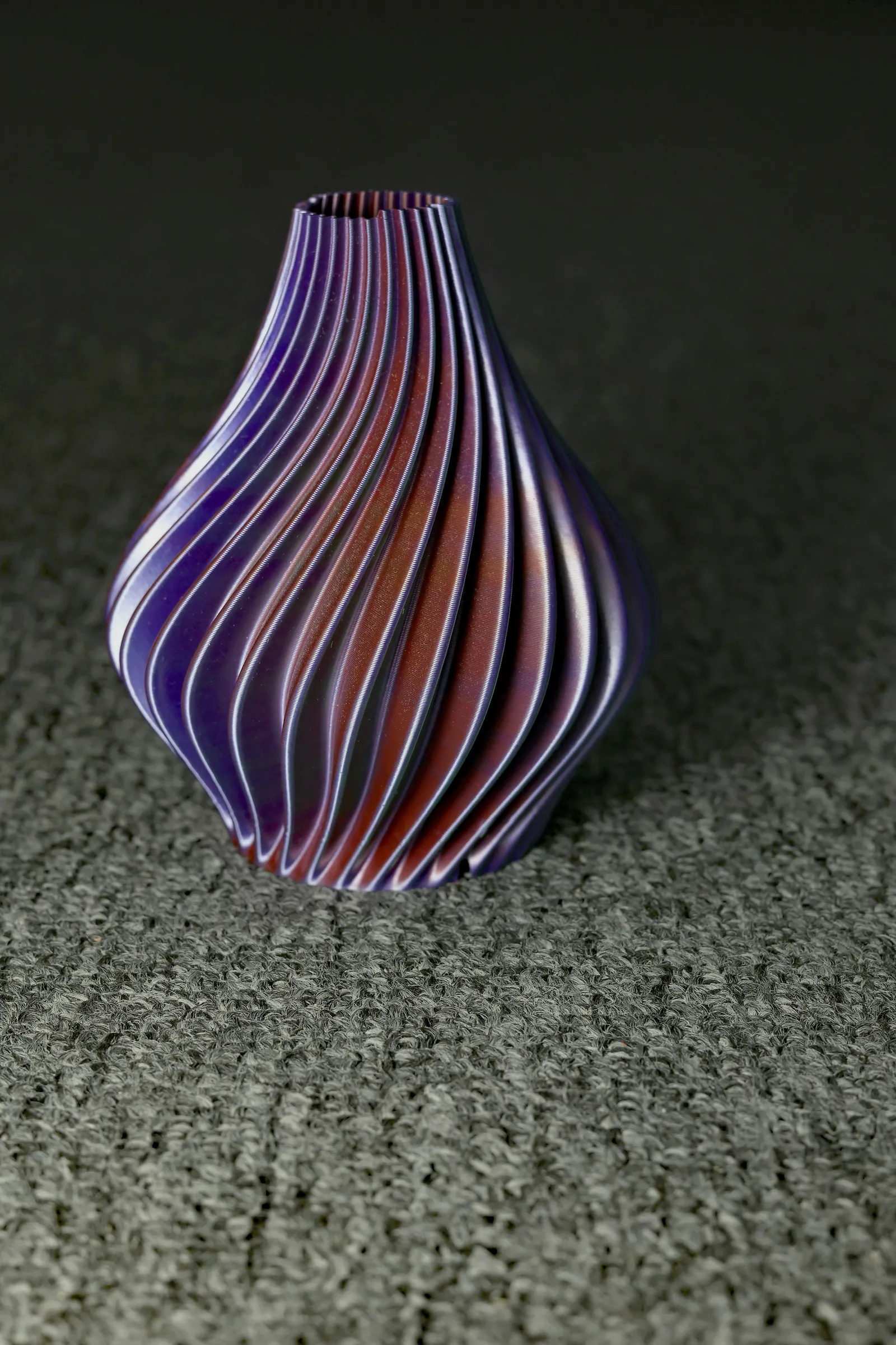 Vaso espiral roxo impresso em 3D